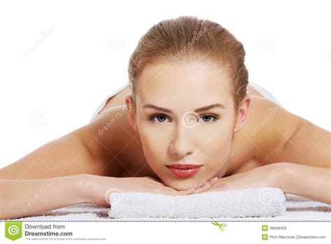 Derrière chaque visage, derrière chaque sourire se cache une magnifique photo à découvrir. Belle Femme Nue Caucasienne Se Trouvant Sur Une Table Et Un Rel De Massage Image stock - Image ...