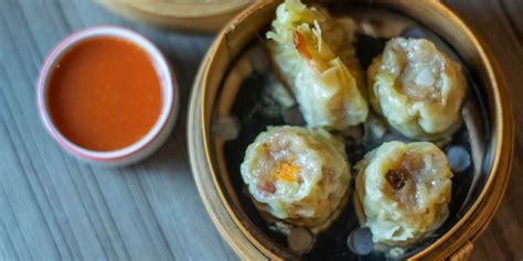 Resep dimsum ayam udang ini berbahan dasar ayam dan udang cincang yang dicampur dengan beberapa bahan lainnya, lalu dibungkus dengan menggunakan kulit siomay dan. Resep Dimsum Ayam Udang atau Siomay, Plus Saus Asam Pedas ...