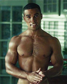 Muscled latino man jerking off. Deuses Perfeitos