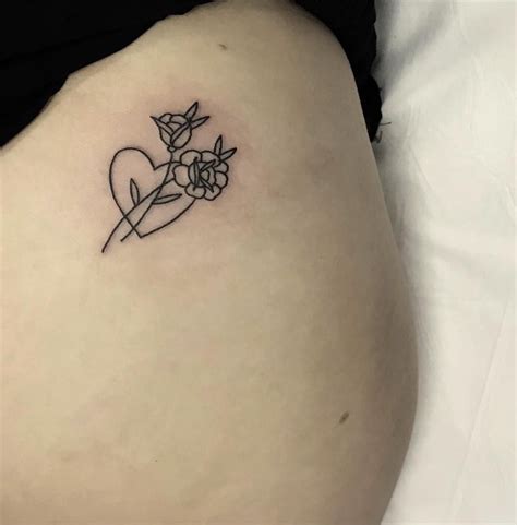 Le linee devono essere armoniose e soprattutto il disegno deve risultare. Pin di TatuaggiPiercing.it su Tatuaggi fiori & piante ...