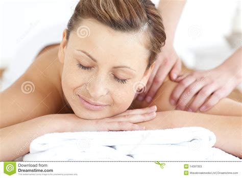 A vetted, background checked, massage therapist comes to you. Gelukkige Vrouw Die Een Massage Heeft Stock Afbeelding ...