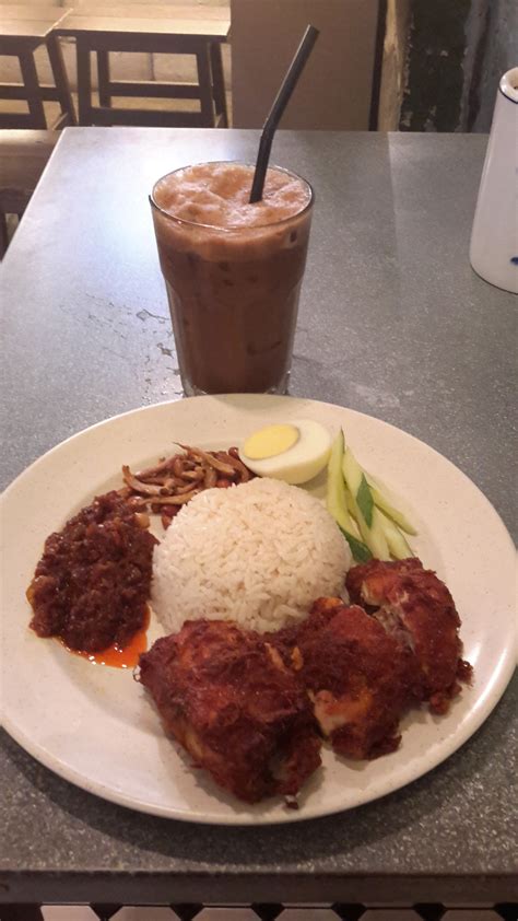 Berbalik pada nasi lemak, setiap kali ada jamuan makan makan di surau ad dhuha, ada dihidangkan nasi lemak yang dibungkus. Nasi Lemak Ayam At Ali, Muthu & Ah Hock Kopitiam Cafe ...