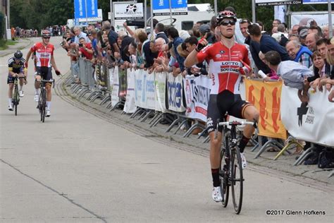 Zij wordt verreden volgens de reglementen van de uci (internationale wielerunie) en de kbwb (koninklijke belgische. Senne Leysen wint in Leefdaal 3e rit Ronde van Vlaams ...