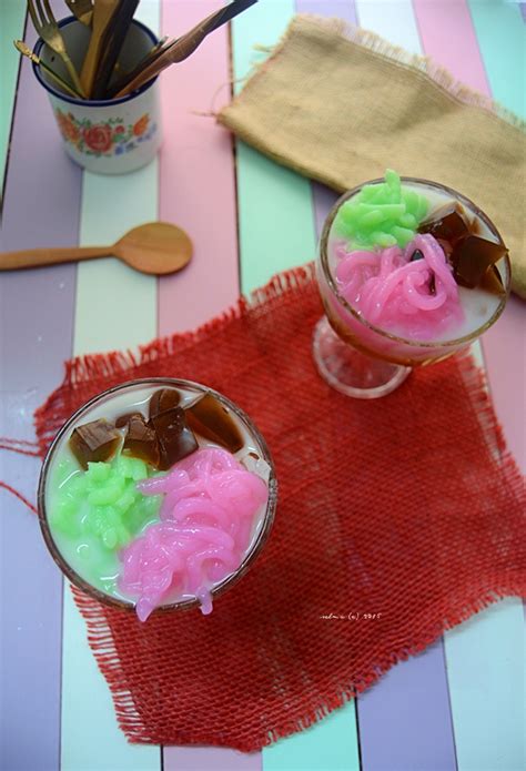 Untuk membuat cendol, ada dua versi resep yang beredar di masyarakat yakni cendol dengan tepung hunkwe dan cendol tepung beras. Cara Membuat Cendol Kanji Tanpa Cetakan : Resep Membuat ...