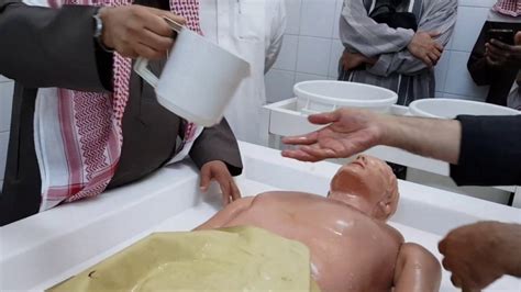 يقول ابن سيرين أن ظهور رجل يرتدي الثوب الأبيض للبنت العزباء من العلامات التي تبشر هذه البنت باقتراب الزفاف خاصة لو كانت صاحبة الحلم مخطوبة. تفسير رؤية ماء غسل الميت في المنام - موقع النفاعي