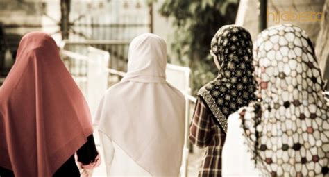 Dalam hadits ini rasulullah shallallahu 'alaihi wa sallam menyebutkan zina mata dalam urutan pertama bukanlah suatu hal tanpa dasar. Batas Aurat Dalam Islam Hijabi Perlu Ambil Tahu, Elak Diri ...