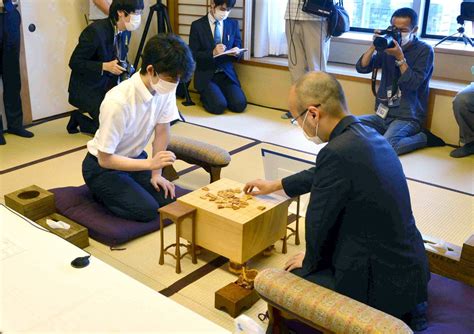 The word kisei means an excellent player of shogi or go and has been translated as shogi saint (棋 ki 'shogi player' + 聖 sei 'excellent person'). ボード「藤井聡太アルバム#2 shogi」のピン