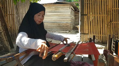 Sutra sengkang pada awalnya mewujud dalam sarung. Mengenal Fatimah, Pengrajin Lipa Sabbe di Laliko | PACEKO ...
