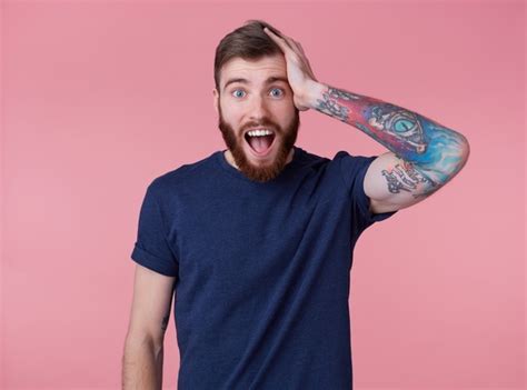 La céphalée est le nom médical pour le mal de. Attrayant Mec à La Barbe Rousse Aux Yeux Bleus, Vêtu D'un ...