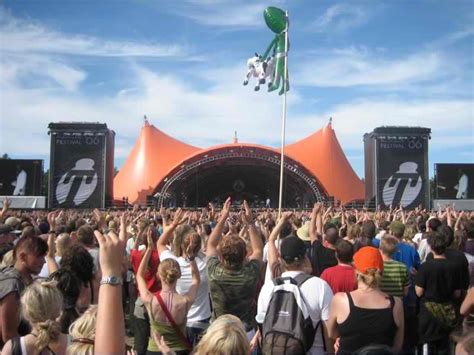 Roskilde festival er mere end musik, kunst, mad og fester. File:Roskilde festival 2006.jpg - Wikimedia Commons