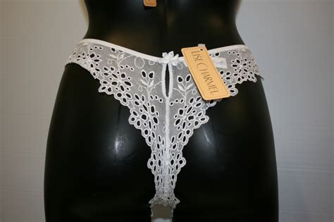 On adore le petit noeud sur le devant avant et son laçage discret sur les côtés et quelques. STRING BRESILIEN LISE CHARMEL CORFOU BLANC pas cher sur ...