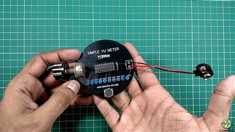 Here is a project of a vu meter using lm3914 ic. Audio Level Indicator using LM3914 | Hackaday.io