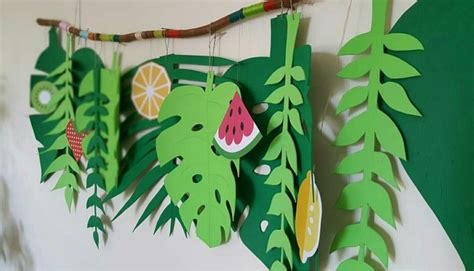 Jun 26, 2021 · se elabora a base de cartón kraft, papel bond u hojas de periódico que se van uniendo con ayuda de engrudo para después ser decoradas con pintura acrílica. Decoración hojas tropical con goma eva y frutas ...