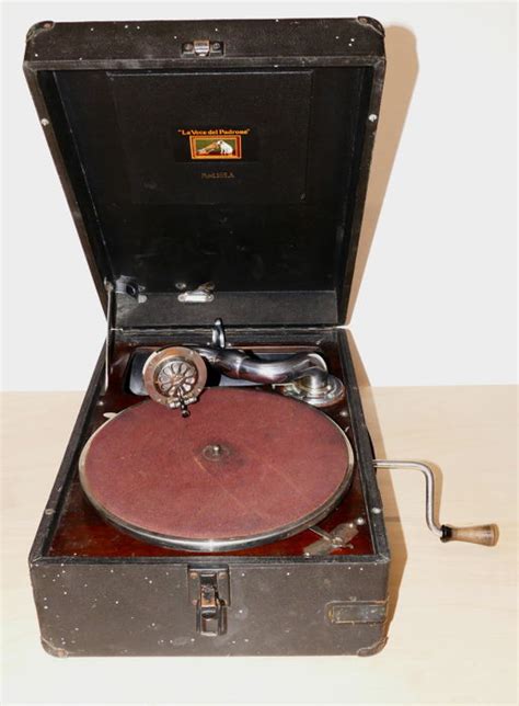 Intanto nelle cuffiette risuona la voce del padrone. Vintage Gramophone - La Voce del Padrone - Mod. 103.A ...