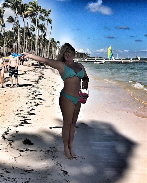 A műsorvezetőnek azonban nemcsak a ruhája, alakja. Liptai Claudia bikinis fotója felrobbantotta a netet - 45 ...