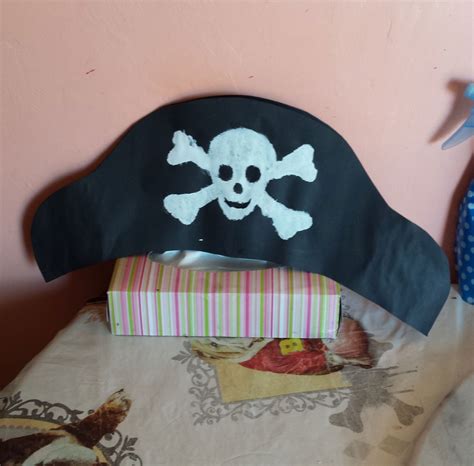 Pose le chapeau sur ta tête de façon à ce qu'il repose sur ton front. Chapeau de pirate | Animassiettes