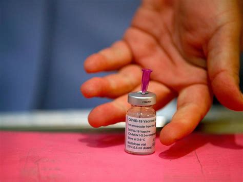 But experts say health conditions arising after a new vaccine or drug is widely distributed are often coincidental. Irlanda suspende temporalmente la administración de la ...