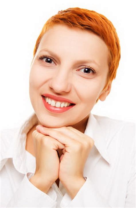 Hříva je vyfukovaná hladká a předvádí vrstvy proříznuté po stranách a zepředu a dodává. Krátké účesy dámy pixie cut