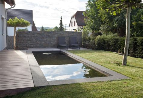 Derartige schwimmbecken bestehen vorzugsweise aus stahl, edelstahl oder aus polyester. Garten mit strengem Schwimmbecken | Living Stone Garden