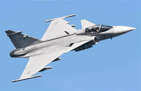 Pek populer olmasa da modern jet sava$ ucaklari arasinda yer alir. File:Saab JAS 39 Gripen at Kaivopuisto Air Show, June 2017 ...