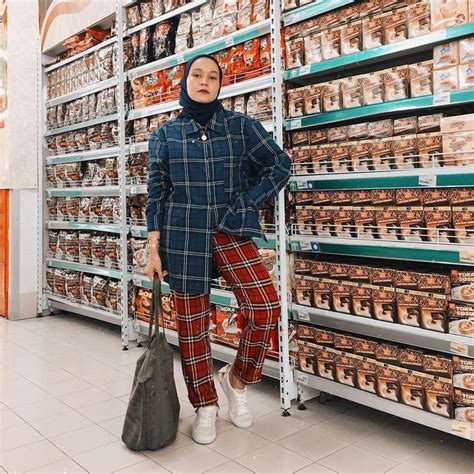 Ya, ootd merupakan singkatan dari outfit of the day yang memiliki arti seseorang yang menunjukkan busana yang dikenakannya. 8 Gaya Modis dengan Outfit Merah Ala Selebgram Hijab ...