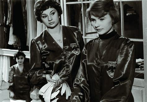 Mari törőcsik (born 23 november 1935) is a hungarian stage and film actress. Színművészet: Törőcsik Mari - Váradi Hédi - Vasvirág (kép)