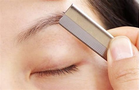 Mencat rambut boleh, tapi sebaiknya jangan di cat karna nabi sollahu'alai wasallam mengatakan dalam hadist yang di riwayat oleh abu daut bahwa uban itu akan menjadi cahaya pada hari kiamat. Azabnya Mengerikan, ini Hukum Mencukur Alis Bagi Wanita