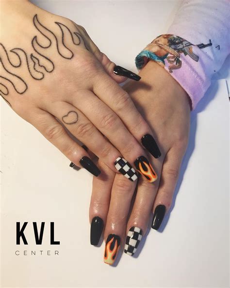 A través de las uñas esculpidas las mujeres tenemos un canal increíble para expresar nuestra creatividad, nuestra individualidad y nuestro estilo personal, que siempre es único y exquisito. Uñas Esculpidas flama🔥🖤 . . . #blacknails #flamanails # ...