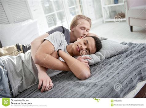 Cute black twinks doing some spooning bareback. Kalm Vrolijk Paar Die Tijdens Slaap Koesteren Stock ...