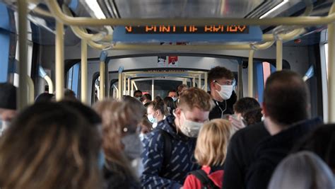 Il restera obligatoire dans les files d'attente, les commerces, les transports. Coronavirus - Renforcement des tests et période d ...