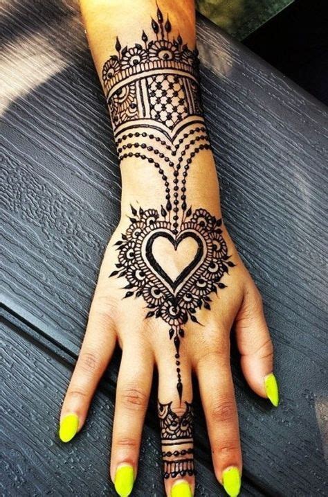 These tattoos can be easily applied with water or stenciled on with henna paste. Ideen und Anleitung zum Henna Tattoo selber machen | Henna ...