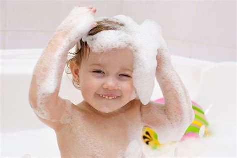 Mother giving baby bubble bath smiling. 5 Best Bubble Baths for Kids (2021 Reviews)