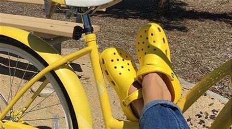 In de nieuwste 'grazia' geeft het duo alvast een aantal tips voor vakantie in eigen land, maar ook voor wie flink uit wil pakken. Crocs Shares Slide Amid CFO Departure | SGB Media Online