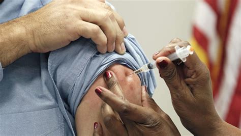 Vaccin n (plural vaccins, diminutive vaccintje n). Vaccin contre la grippe: 3 morts suspectes en Italie ...