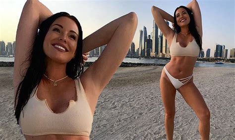 Nah, banana strawberry ice cream ini pas banget buat kamu coba. Jess Wright sets pulses racing as she displays her toned physique in a cut-out cream bikini ...