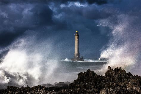 En pleine tempête | Lighthouse, Beautiful world, Outdoor
