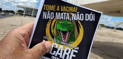 Bolsonaro sanciona projetos que facilitam compra de vacinas. Alexandre Frota leva "jacaré" para frente do Planalto para ...