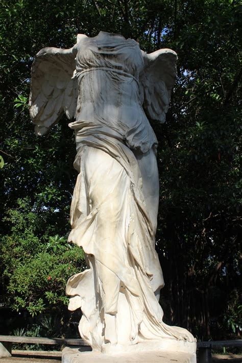 A estátua foi feita para comemorar a vitória naval de um general macedônio. esCULTURArte: Vitória de Samotrácia