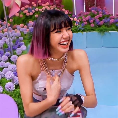 Para las imágenes, lalisa utilizó un top en forma de lazo de la firma celine, además de un maquillaje en tonos tierra que le dieron una apariencia natural, su cabello despenado y accesorios en colores plateados. Pin de 𝐁𝐋𝐀Ɔ𝐊𝐏𝐈𝐍𝐊 en BlackPink | Lisa blackpink fondo de ...