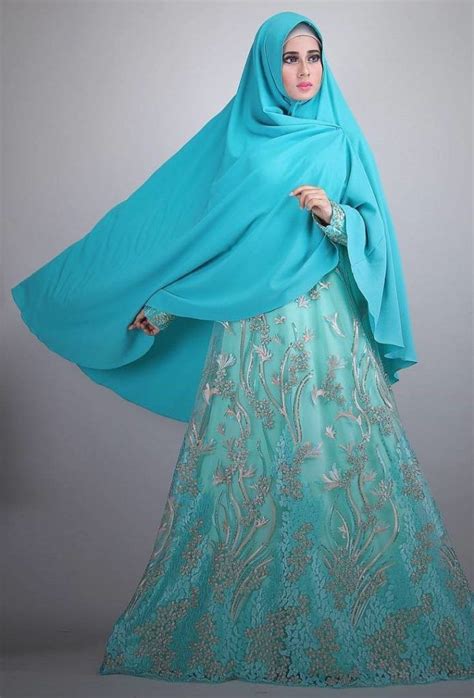 Ada juga gamis yang terbuat dari kain brokat dan ini tampak sangat modis dan juga syar'i sekaligus. baju gamis brokat kombinasi | Model pakaian, Model, Brokat