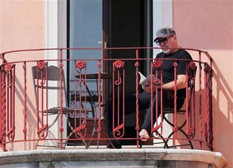 Maybe you would like to learn more about one of these? Vasco Rossi e la quarantena in balcone: «Un libro è una ...