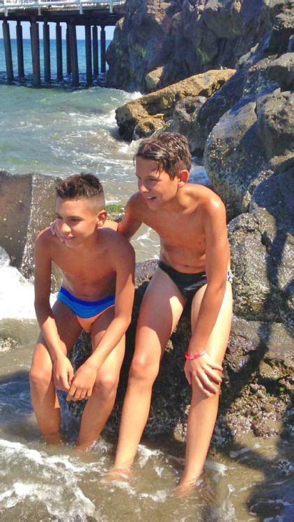 For tickling images (art or photographs) of boys under 12 being tickled. Sin título : Photo | Speedo boy