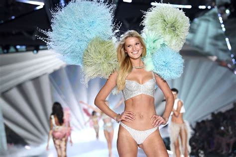 La modelo ha confirmado que vuelve a colgarse las alas después de cinco años ausente de los desfiles de la firma. TONI GARRN at Victoria's Secret 2018 Show in New York 11 ...
