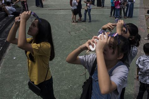 Sedangkan gerhana matahari cincin terjadi ketika matahari, bulan, dan bumi tepat segaris dan pada saat itu piringan bulan yang teramati dari bumi lebih kecil dari piringan matahari. FOTO Serunya Melihat Gerhana Matahari Cincin di Batam ...