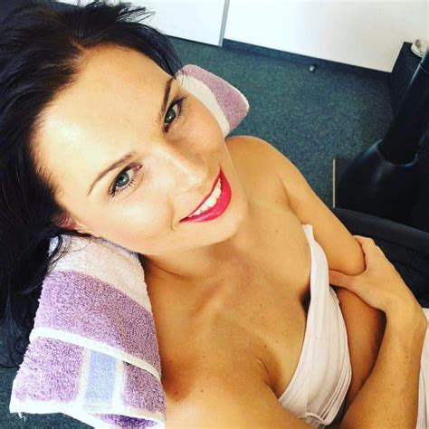 (mer) die olympiasiegerin und markenbotschafterin für die rauch premiummarke happy day anna veith. Anna Veith July 2016 | Fashion, Red lips, Instagram posts