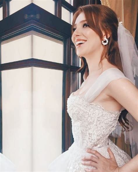 Elcin sangu 2020 sac modeli fikirleri sac renkleri sac makyaj. Elcin Sangu in 2020 | After wedding dress, Wedding dresses ...