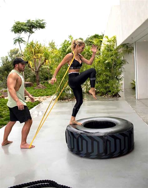 She has appeared in the films snakes on a. El durísimo entrenamiento de Elsa Pataky para conseguir un ...
