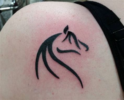 Tattoo ideen, muster, motive und ihre bedeutung. Desenhos de tatuagem de cavalo com significados - 35 ...