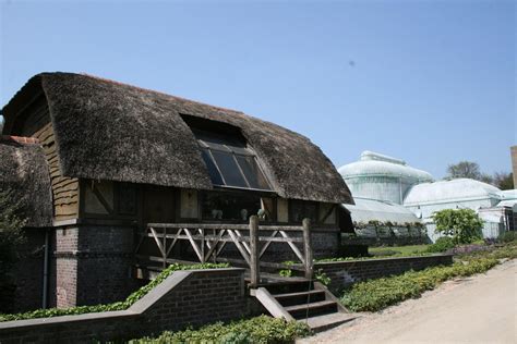 De koninklijke serres van laken zijn een complex van serres bij het kasteel van laken. Koninklijke Serres van Laken - bloemententoonstelling