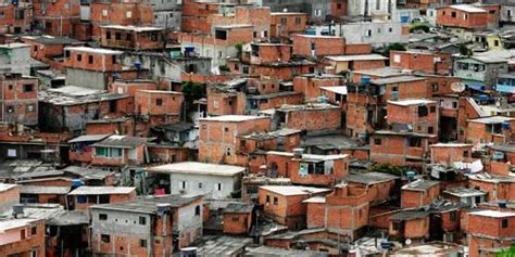 Reportage dans les bidonvilles de são paulo où le manque de nourriture se fait cruellement sentir, tout particulièrement pour les enfants privés de leurs repas à l'école et que la malnutrition guette. Um passeio pelas favelas de São Paulo - iG Turismo ...